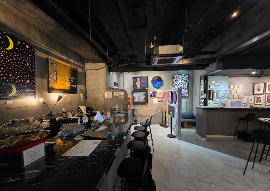 美術館の様な日本酒BAR BiBiBi 